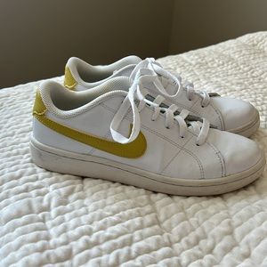 Great condition! Nike tennis shoes 💛